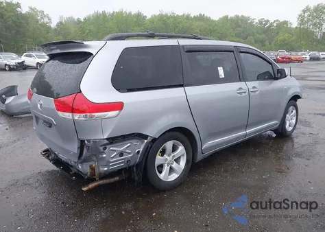 2011 Toyota Sienna Le z USA, uszkodzony, nr VIN 5TDKK3DC7BS165746